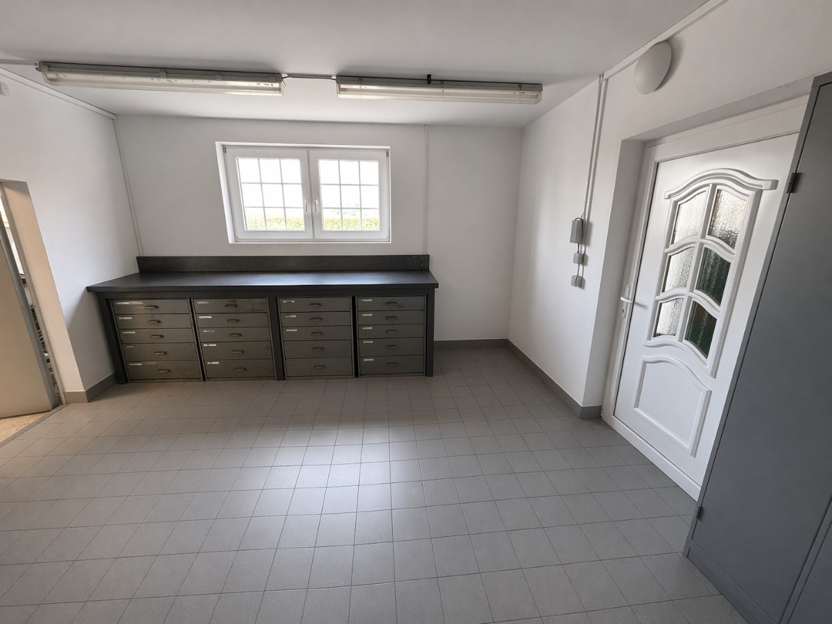 Abstellraum mit Werkbank 26